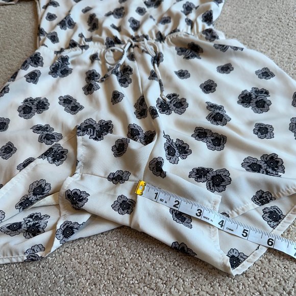 Fraiche by J Romper Surplice Wrap Top Cream Gray Floral Boho Long Sleeves SMALL - Picture 8 of 11